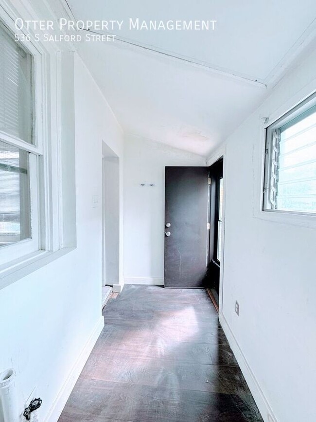 Building Photo - 536 S Salford St