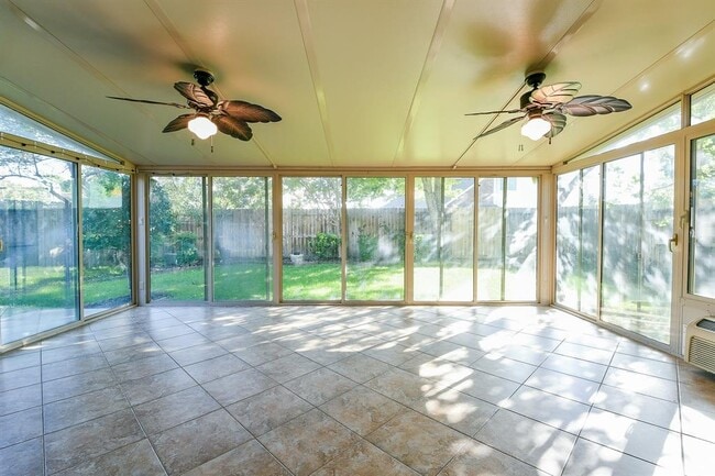Building Photo - 18035 Somerset Knolls Ct