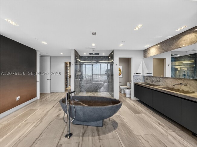 Building Photo - 2020 N Bayshore Dr