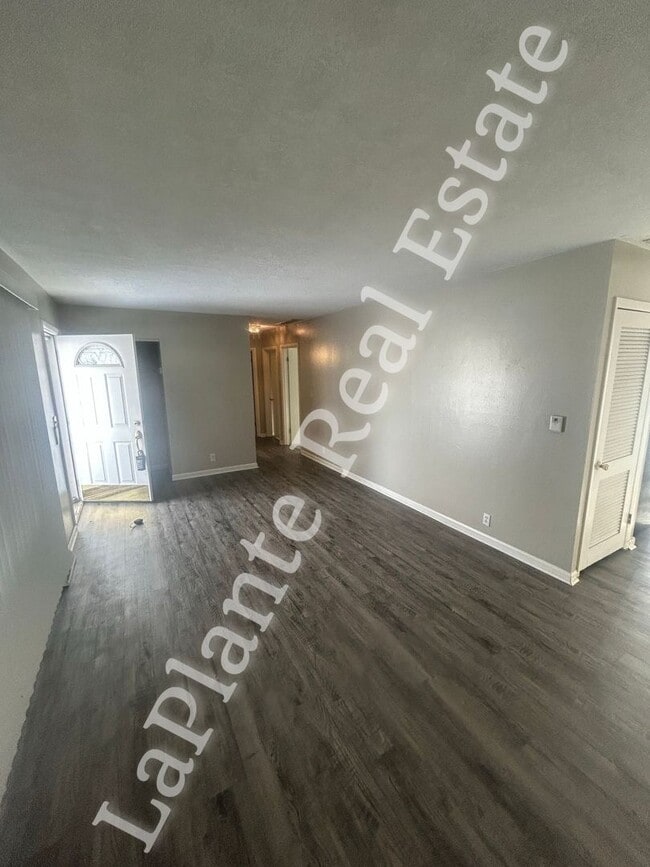 Building Photo - Three Bedroom Brick Ranch for Rent