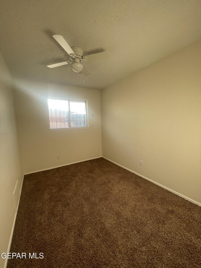 Building Photo - 5761 Longview Dr