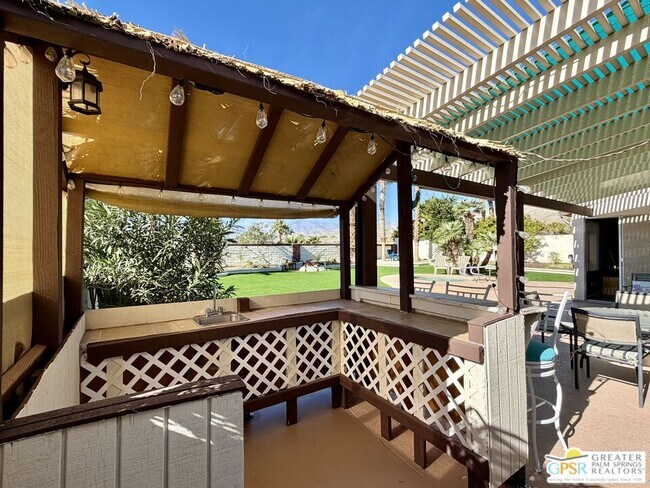 Building Photo - 9939 Vía Real