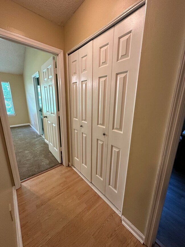 Building Photo - Charming 3 bedroom 2 bath ranch home on a ...