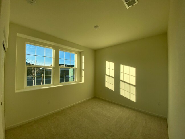 Building Photo - Available NOW - Beautiful and NEW 4 bed / ...