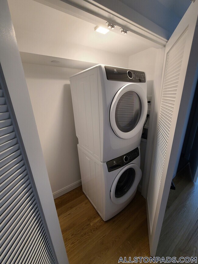 Building Photo - 83 Gardner St