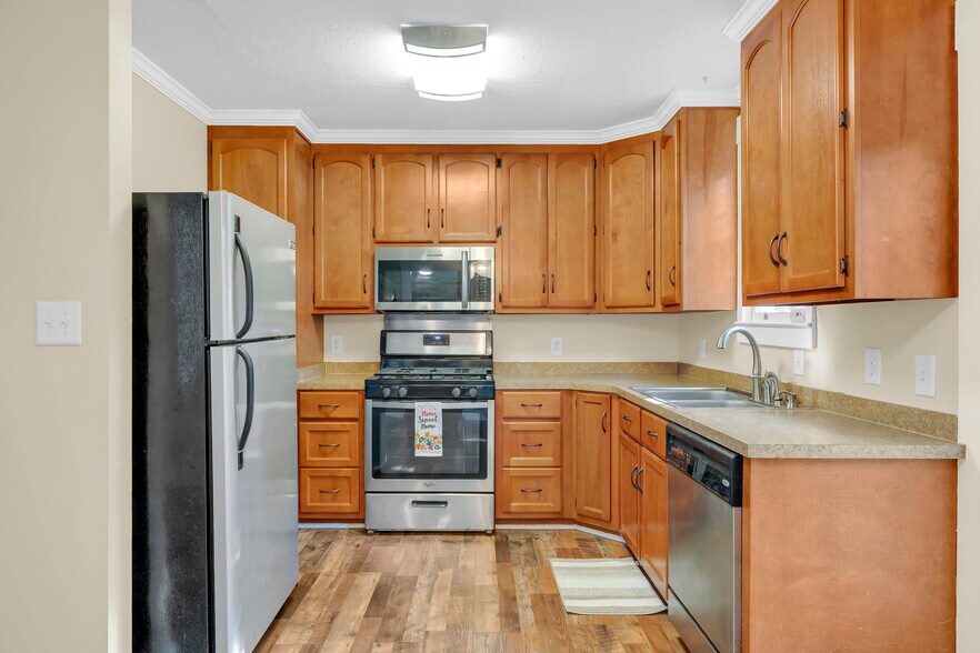 Building Photo - 207 Border Dr E