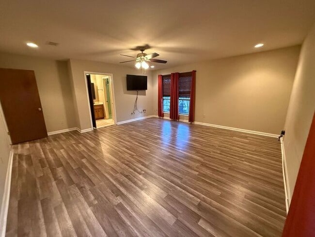 Building Photo - Pensacola - 32526- 4 bedroom, 2 bathroom - pool and lawn care included