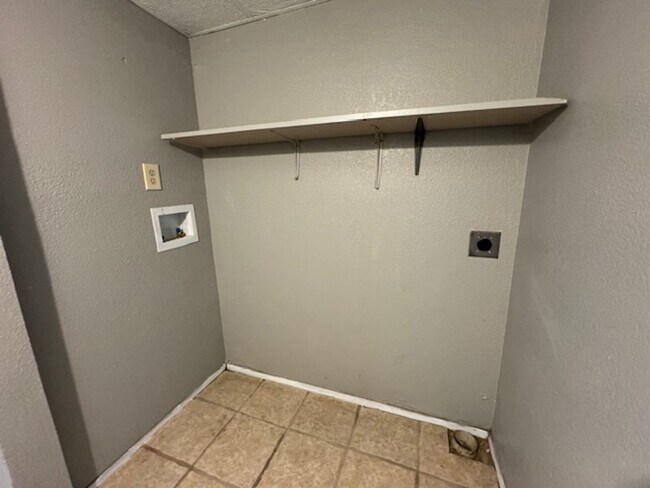 Building Photo - All New Inside, 3 bed 2 bath , no carpet, detached garage and fenced yard in Norman!