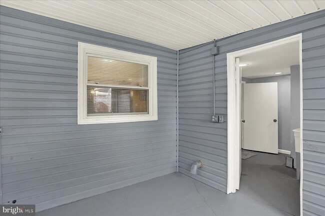 Building Photo - Renovated 3Bedroom House in Columbia