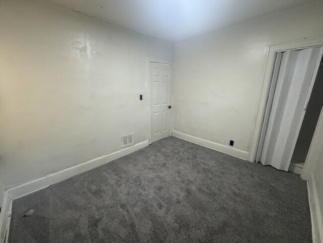 Building Photo - Completely Renovated & Move-In Ready!
