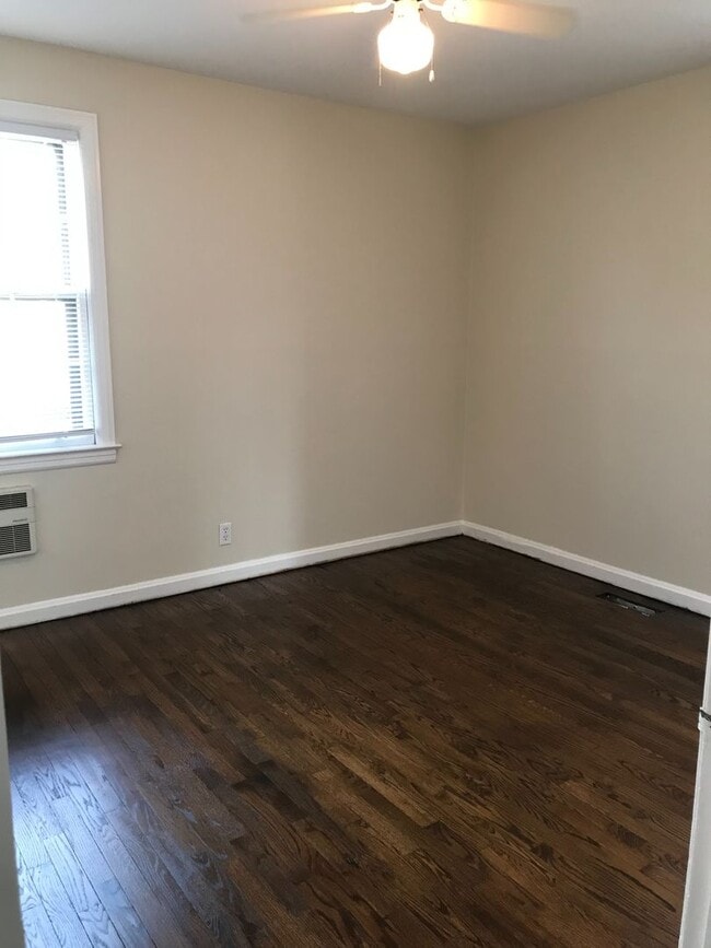 Building Photo - Adorable Donelson Cottage!