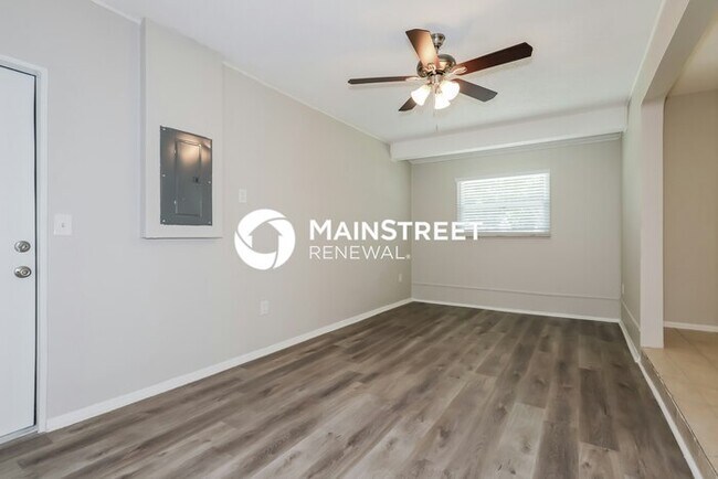 Building Photo - 3 Bedroom Pet-Friendly Home in Saint Petersburg, FL with Main Street Renewal