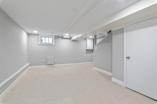 Building Photo - 4813 Midwood Ave