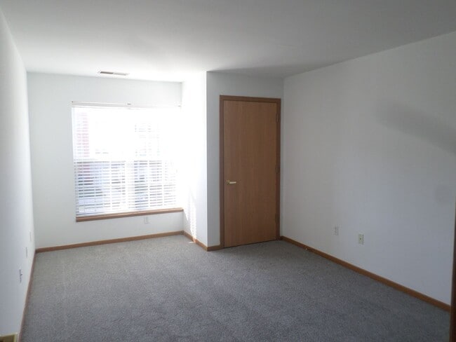 Building Photo - 6935 70th Ct