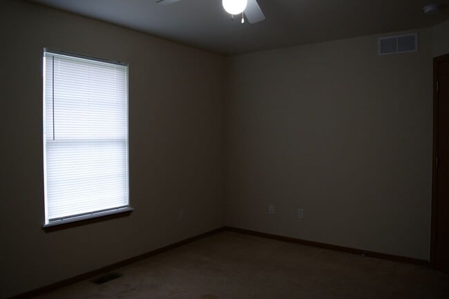 Building Photo - Nice 4 Bed 3 Bath Duplex!
