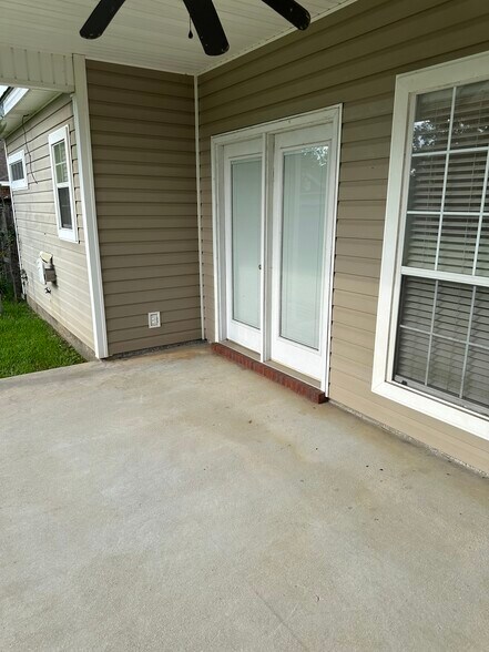 Building Photo - 5448 Henning Dr W