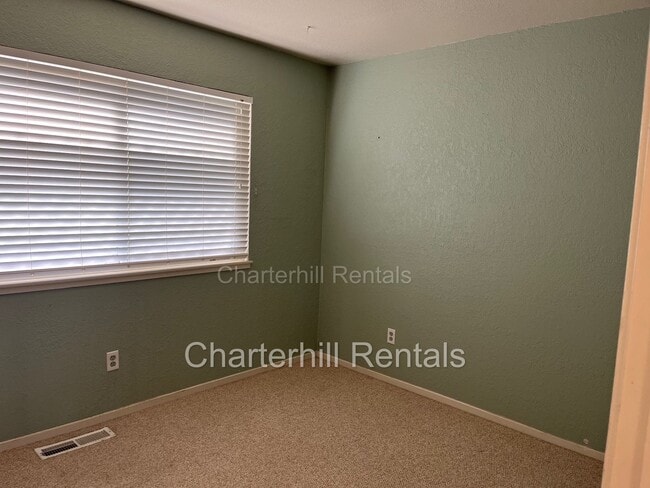 Building Photo - Lovely home on large lot down a private la...