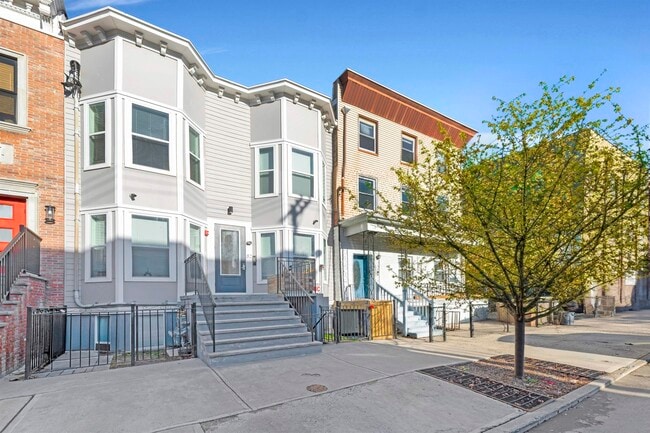 Building Photo - 82 Ferry St