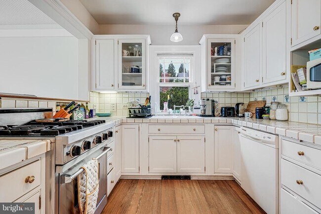 Building Photo - 6402 Ridge Dr