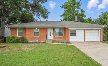 Building Photo - 302 Young Dr