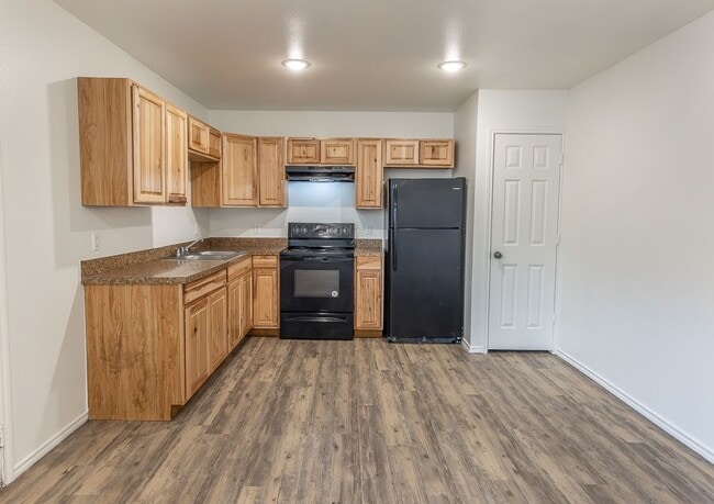 Building Photo - Leasing Special**  MOVE IN READY!