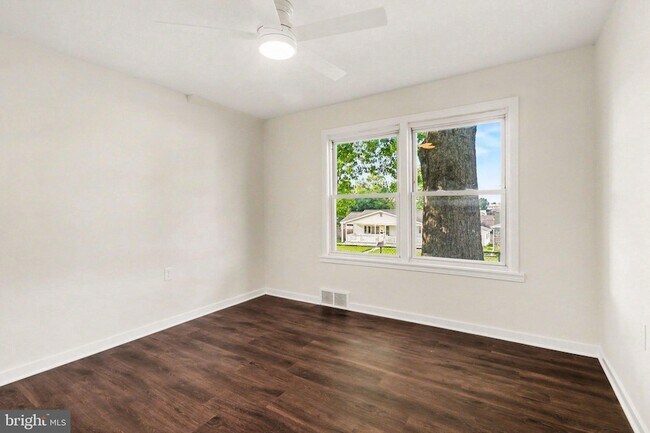 Building Photo - 105 Oak Hill Dr
