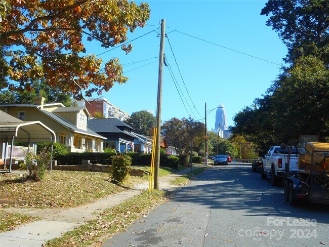 Building Photo - 236 S Sycamore St
