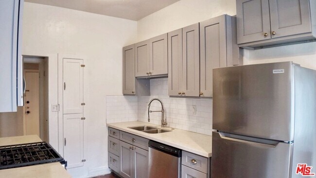 Building Photo - 620 S Ardmore Ave