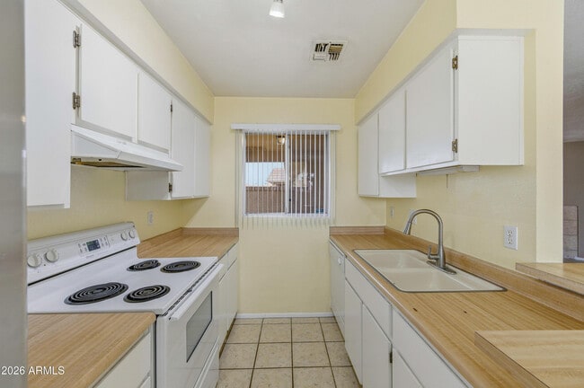 Building Photo - 501 W Yukon Dr