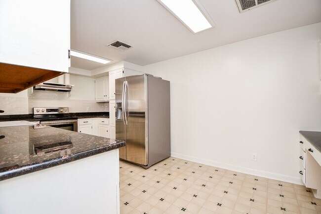 Building Photo - 5150 Hidalgo St