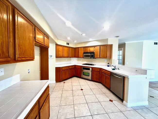Building Photo - **3 Bedroom + Den & 3 bathroom Pool Home w...