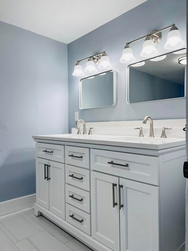 Building Photo - Charming home, gourmet kitchen, and large ...