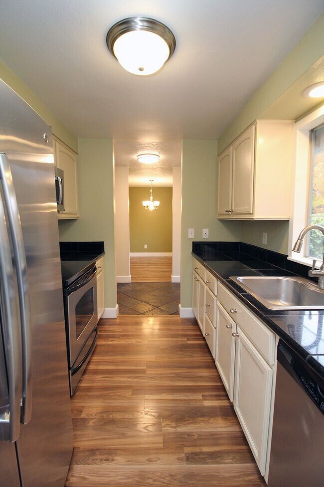 Building Photo - Updated 3 Bed/2 Bath Milwaukie Ranch Home Set On A Gorgeous Lot