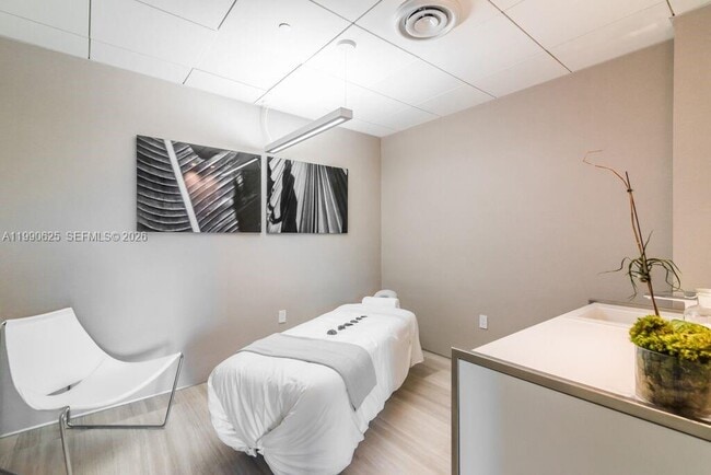 Building Photo - 460 NE 28th St