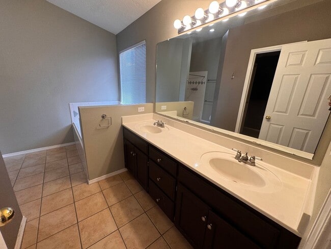 Building Photo - 9701 Tapatio Dr NW