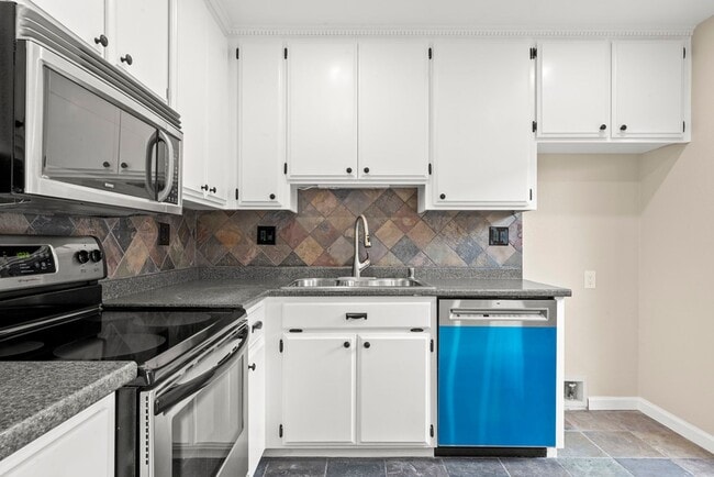 Building Photo - Beautiful 3-bedroom, 3-bathroom townhome  ...