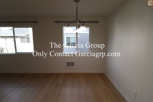 Building Photo - 1488 NE Paropa Ct