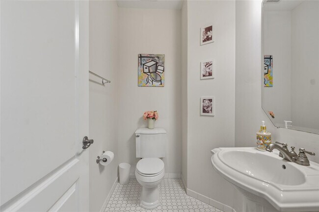 Building Photo - 1336 SW 3rd Ct