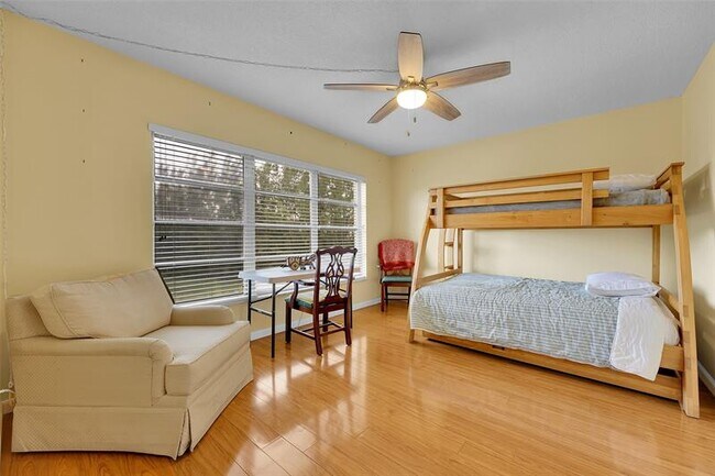 Building Photo - 3150 N Palm Aire Dr