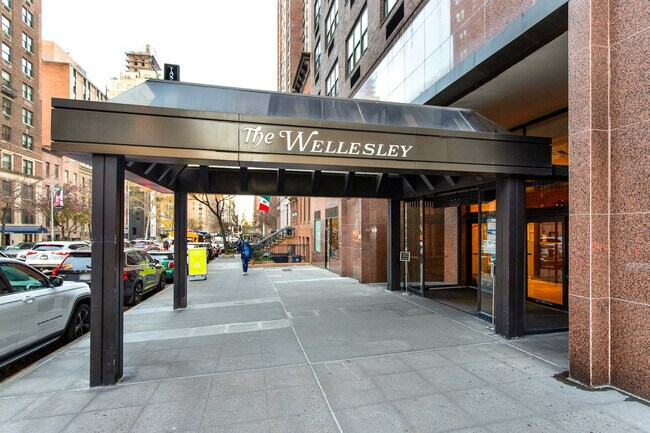 Building Photo - 200 E 72nd St