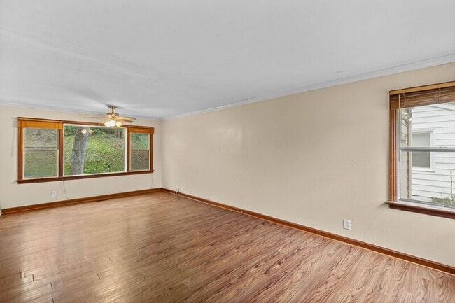 Building Photo - 1005 Avant Dr