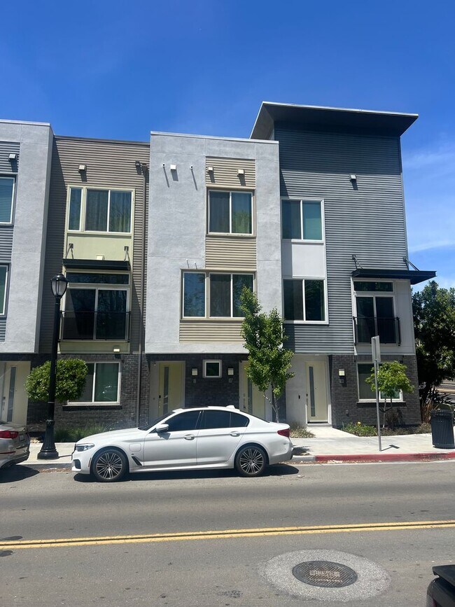 Primary Photo - Downtown SJ SMART tri-level condo availabl...