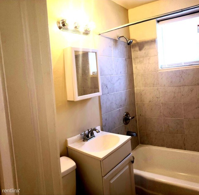 Building Photo - 2 br, 1 bath  - 2211 3rd Ave