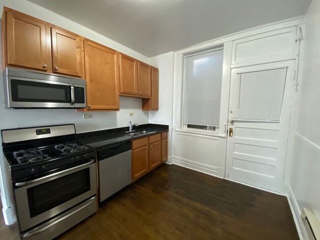 Building Photo - Lakeview 2BR! Near Brown Line & Whole Foods!