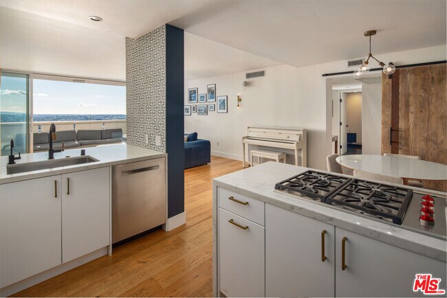 Building Photo - 8787 Shoreham Dr