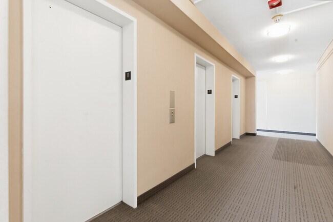 Building Photo - 1 Gold St