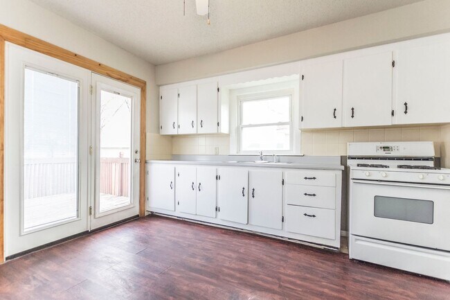 Building Photo - Spacious 2 bedroom 1 bath home