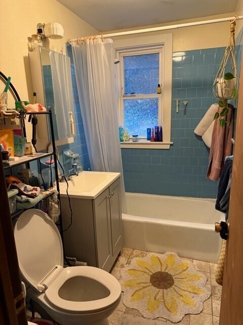 Building Photo - 560 William St