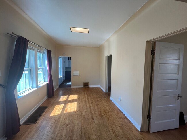 Building Photo - AVAILABLE JUNE - Perfect 2 Bed 1 Bath In Hillside Neighborhood