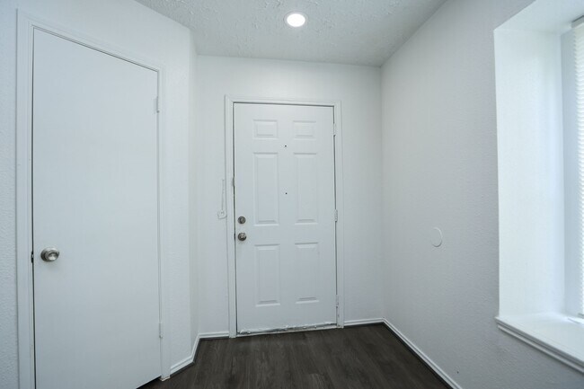 Building Photo - 19938 Laurel Trail Dr